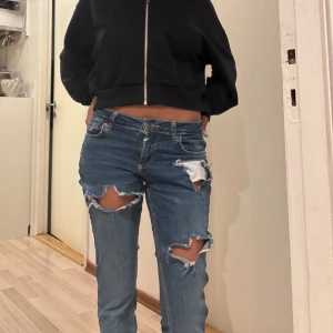 Mörkablåa bootcut jeans - Skit snygga mörkablåa bootcut jeans från gamla Zara🥰