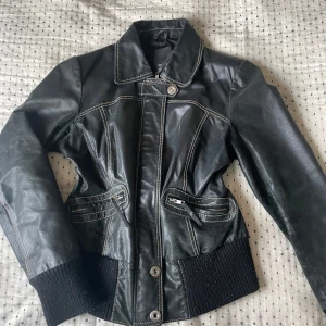 Vintage skin jacka  - Vintage skin jacka från vero Moda i storlek L men passar även fint som S! Perfekt till hösten❤️