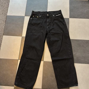 Svarta jeans från Sweet SKTBS, S - Svarta jeans från Sweet SKTBS med broderad logga vid fickan. Klassisk femficksmodell med raka ben och normal passform. Jeansen är tillverkade i bomull och har en stilren look som passar till det mesta.