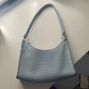 Blå läder väska - Blå läder väska. Vet inte vart den kommer ifrån.