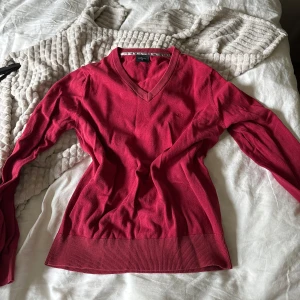 Röd stickad tröja - En röd finstickad tröja i så mysigt material, så höstig! Superbra skick 🩷storlek M men tycker den känns mer som en S