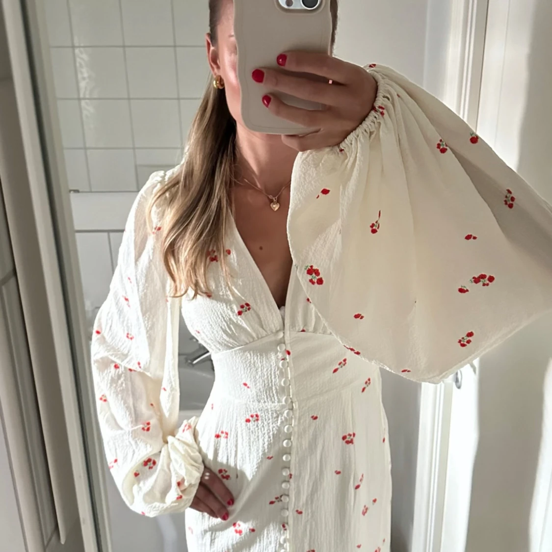 Vit blommig långklänning med knappar - 1