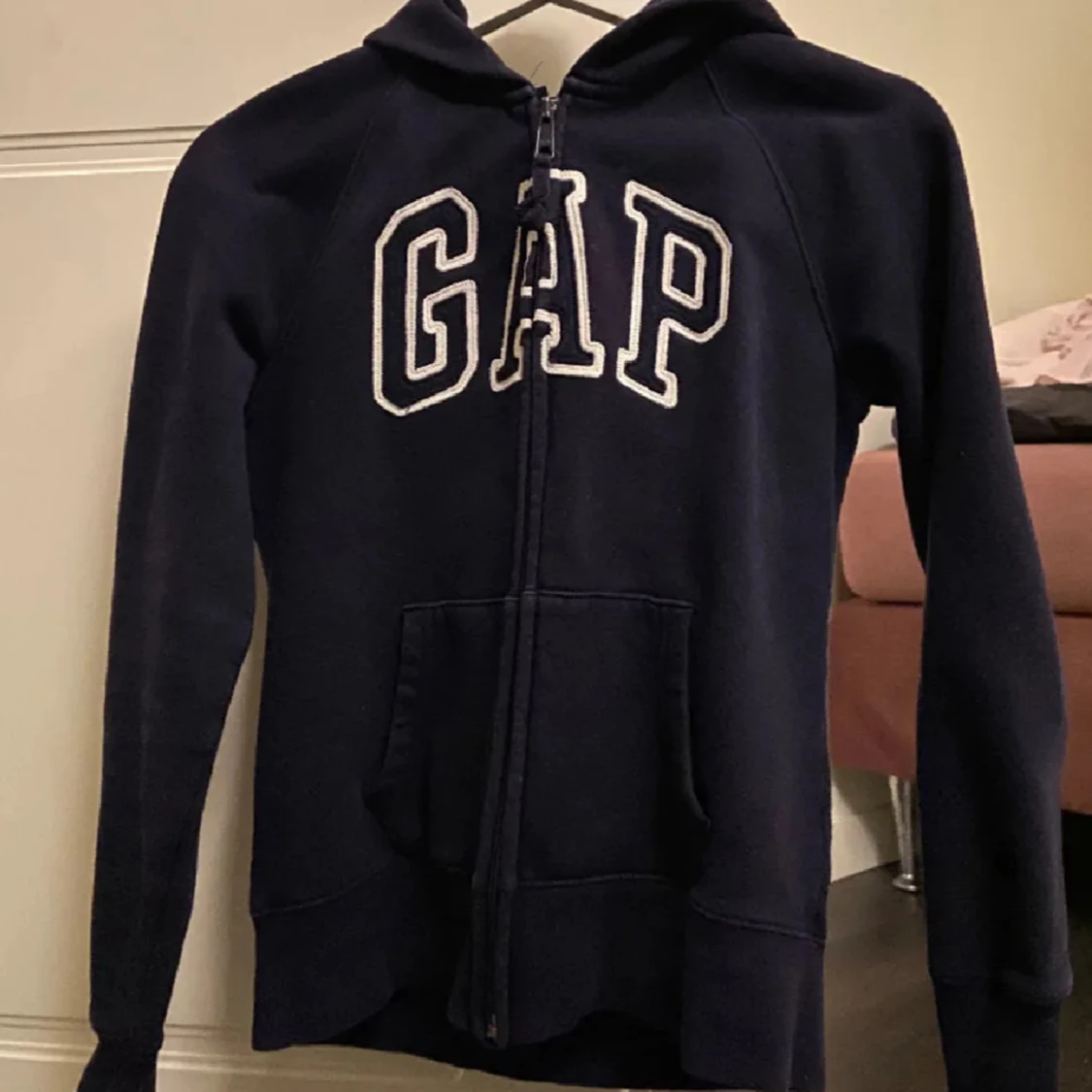 Mörkblå hoodie från GAP med dragkedja