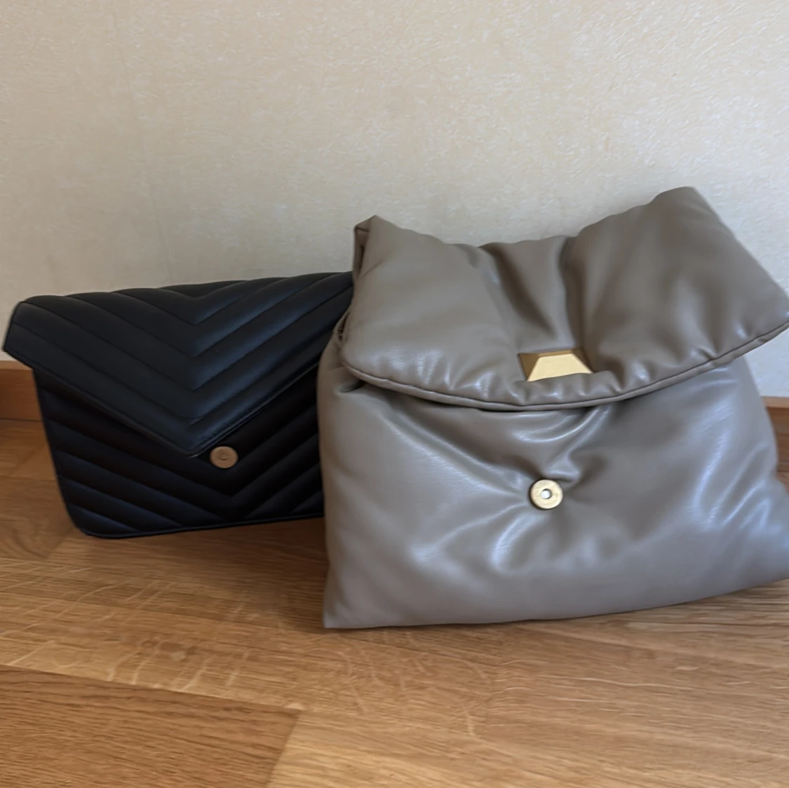 Två quiltade axelväskor med kedja