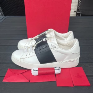 Valentino open -  Tjena, säljer dessa riktigt snygga och populära Valentino Open det är en mycket bra skick men finns små tecken på användning. Box, kuvert och extra snören ingår. Hör av er vid frågor och funderingar🙌🤝