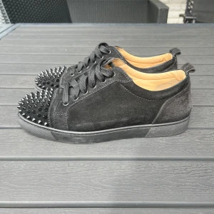 Christian louboutin - Tjena, säljer nu dessa är riktigt snygga och populära Christian Louboutinsen i mycket bra skick, endast skorna ingår. Hör av er vid frågor och funderingar🙌🤝