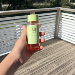 Pixi Glow Tonic 100ml toner -  Använd endast några få gånger. Pixi Glow Tonic är en exfolierande toner med 5% glykolsyra. Kommer i en genomskinlig plastflaska med mintgrönt lock och etikett. Innehåller 100 ml och ger huden en fräsch glow. Perfekt för dig som vill ha en klarare och jämnare hudton.