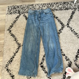 Wide jeans från LAB Industries - Hon som provade de Ljusblåa jeans från LAB Industries är 150 cm!  Lab industries raka, vida jeans med klassisk femficksdesign. Jeansen har normal/högmidja och är tillverkade i denim med snyggt tvättad look. Perfekta för en avslappnad och trendig stil. Min kompis var modell här eftersom jag inte kunde ha dem! 