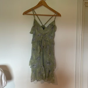 Grön blommig volangklänning med smala axelband - Klänning från boohoo i strl 36,endast använd en gång & inga defekter.