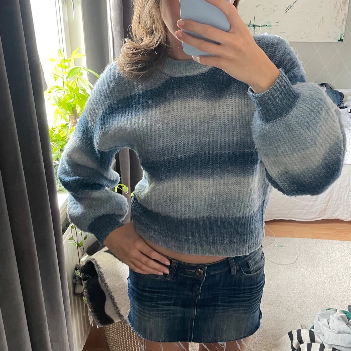 Randig blå stickad tröja