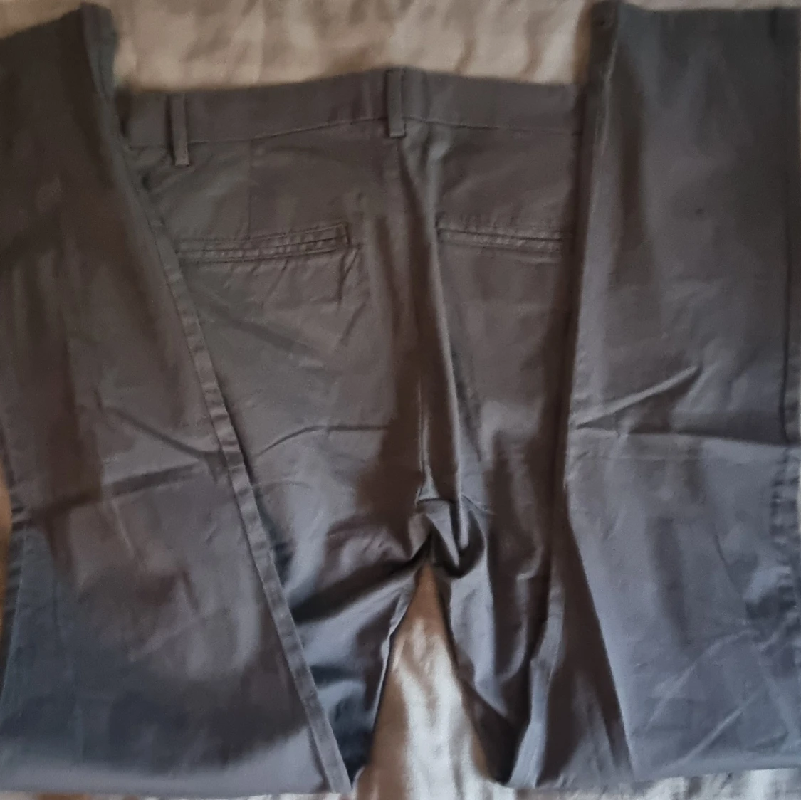 Grå slim chinos i ekologisk bomull - 1