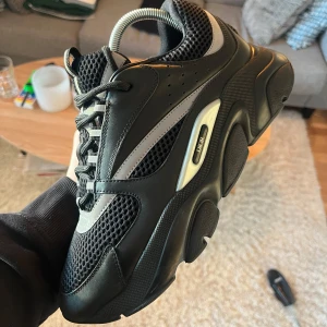 Dior b22 - Dior b22 I triple black size 40 men fits 41, condition 8.5/10, all og förutom lådan som är kvar i London, köpta på OGkickz i London, Soho, nypris 12900kr men discontinued modell så lär gå upp i resell value med åren