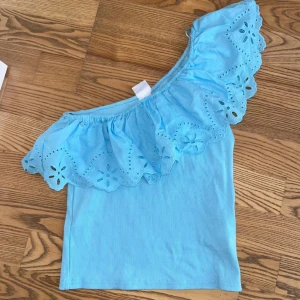 Ljusblå offshoulder topp med volang - Superfin ljusblå offshoulder topp med volang från Zara som inte säljs längre❣️ Den är i storlek 146/152 men passar mig som vanligtvis är xs/s💗 kontakta gärna vid frågor eller prisförslag🥰