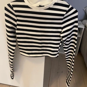 Randig tröja - Säljer denhär långärmade tröjan ifrån Gina tricot i storlek S. Säljer denhör för att den inte kommer till användning 