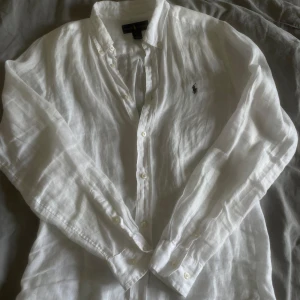 Ralph lauren linne skjorta  - Säljer en linne skjorta i fårn Ralph lauren. Den är i storlek 18-20. Den sitter som en S. Den är i bra skick utan defekter. 
