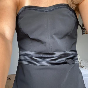 Korsett topp - Svart korsett topp med dragkedja bak. Den är i storlek M, så för stor på mig som har xs/s, om ni har bilden som referens.