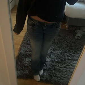 Blå bootcut jeans med slitningar - Säljer nu ett par blå LTB jeans med bootcut-modell och snygga slitningar framtill. Storlek 32/34 men lite stora i storlek så skulle säga att de även passar 34!💕Orginal pris 799 säljes för 450( pris kan diskuteras)