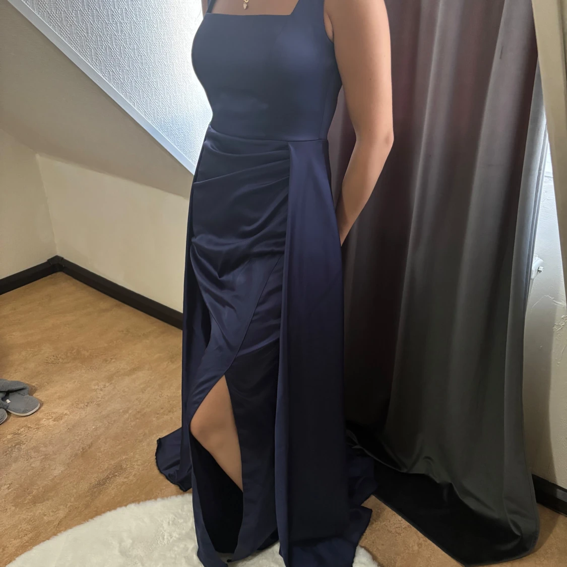 Marinblå långklänning med slits - 1