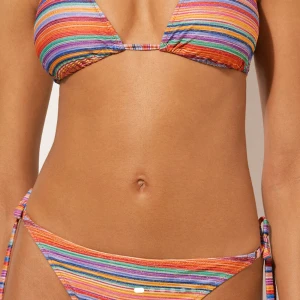 Trendig calzedonia randig bikini - Superfin bikini med färgglada ränder. Triangeltopp med knyt i nacken och baktill, samt matchande trosa med knyt i sidorna. Perfekt för stranden och sommarens alla bad. Bikinins storlekar finns på bild 3. Bikinin har aldrig kommit till användning och prislappen är kvar.
