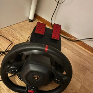 ratt- och pedalset med Lamborghini - Säljer ett ratt- och pedalset med Lamborghini-design i mycket gott skick. Det fungerar utmärkt och är kompatibelt med alla konsoler och datorer. Upplevelsen blir betydligt mer realistisk och rolig jämfört med en vanlig handkontroll – perfekt för dig som gillar bilspel som Forza, Gran Turismo eller F1. Jag köpte det för 1600 kr men säljer det nu för 1200 kr eftersom jag har blivit äldre och inte använder det längre. Hör gärna av dig vid intresse.