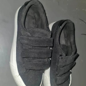 Svarta sneakers i manchester med kardborre - Säljer mina jättefina even odd skor. Dom är i storlek 35 men funkar på 36!!🤗endast använda 1 gång är i nyskick