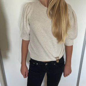 Beige stickad tröja Vero Moda XS - Superfin beige stickad tröja från Vero Moda i storlek XS. Tröjan har puffiga halvlånga ärmar och ribbade muddar vid hals, ärmslut och nederkant. Perfekt för lager-på-lager och ger en chill men ändå trendig vibe.