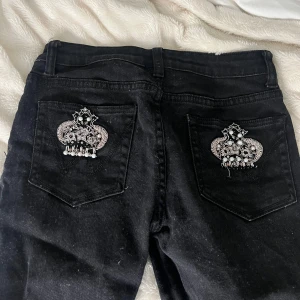 Lågmidjade jeans - Säljer mina Lågmidjade jeans, köpte second hand och osäker på märke och storlek men passar mig som är 160