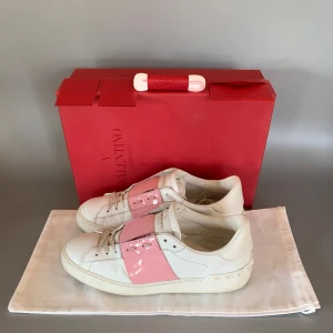 Valentino Open - Hej! Säljer nu dessa väldigt fina Valentino garavani skor i otroligt bra skick, dom är självklart äkta, allt og tillkommer: Box, dustbag och äkthetskort, först till kvarn!!