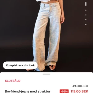 SÖKER Bershka - Ljusblå wide jeans med struktur - Söker ett par ljusblå jeans från Bershka med unik strukturerad yta och breda ben. Byxorna har klassisk femficksdesign, hög midja och stängs med knapp och dragkedja. Perfekta för dig som gillar en avslappnad och trendig stil.