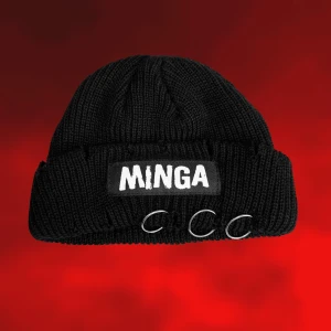 Beanie - Cool distressed mössa med ringar från Minga London ⛓️🔪One size, liten i storleken 📏I nyskick, endast uttagen ur förpackningen för att ta bilder ✨Köpt för 299kr, säljer för 100kr. Frakt tillkommer 💌 ⚠️ Säljer även kors-örhänget på andra bilden ⚠️