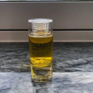 Olaplex No.7 Bonding Oil 30ml - Olaplex No.7 Bonding Oil i en genomskinlig plastflaska med skruvlock. Oljan är gyllengul och flaskan rymmer 30 ml. Perfekt för att ge glans och skydd till håret, samtidigt som den är lätt att applicera tack vare den smidiga flaskan. Nypris 389kr