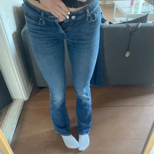 Levi's 715 lågmidjade bootcut jeans - Säljer ett par Levi's 715 lågmidjade bootcut jeans. De är använda men i bra skick! Finns ett litet litet hål i höger bakficka som man kan se på bild 4❣️