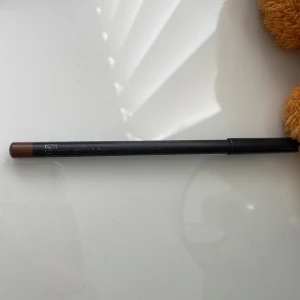 MAC läppenna i färgen Cork - MAC läppenna i nyansen Cork, en klassisk brun ton som passar perfekt för att definiera läpparna eller skapa en snygg ombré-effekt. Köpt fel färg för mig. Ordinariepris: 295kr