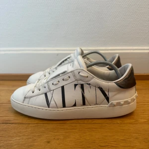 Valentino open sneakers - Säljer nu dessa fina valentino open skor | Fint skick | Storlek 38 | Kvitto finns som intygar äktheten | Hör gärna av er vid frågor eller funderingar 