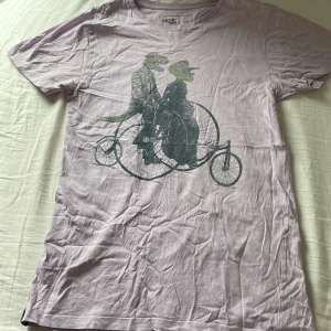 Cool T-shirt  - Ljuslila T-shirt med tryck i storlek S, svårt att få den ljuslila färgen på bild tyvärr💕