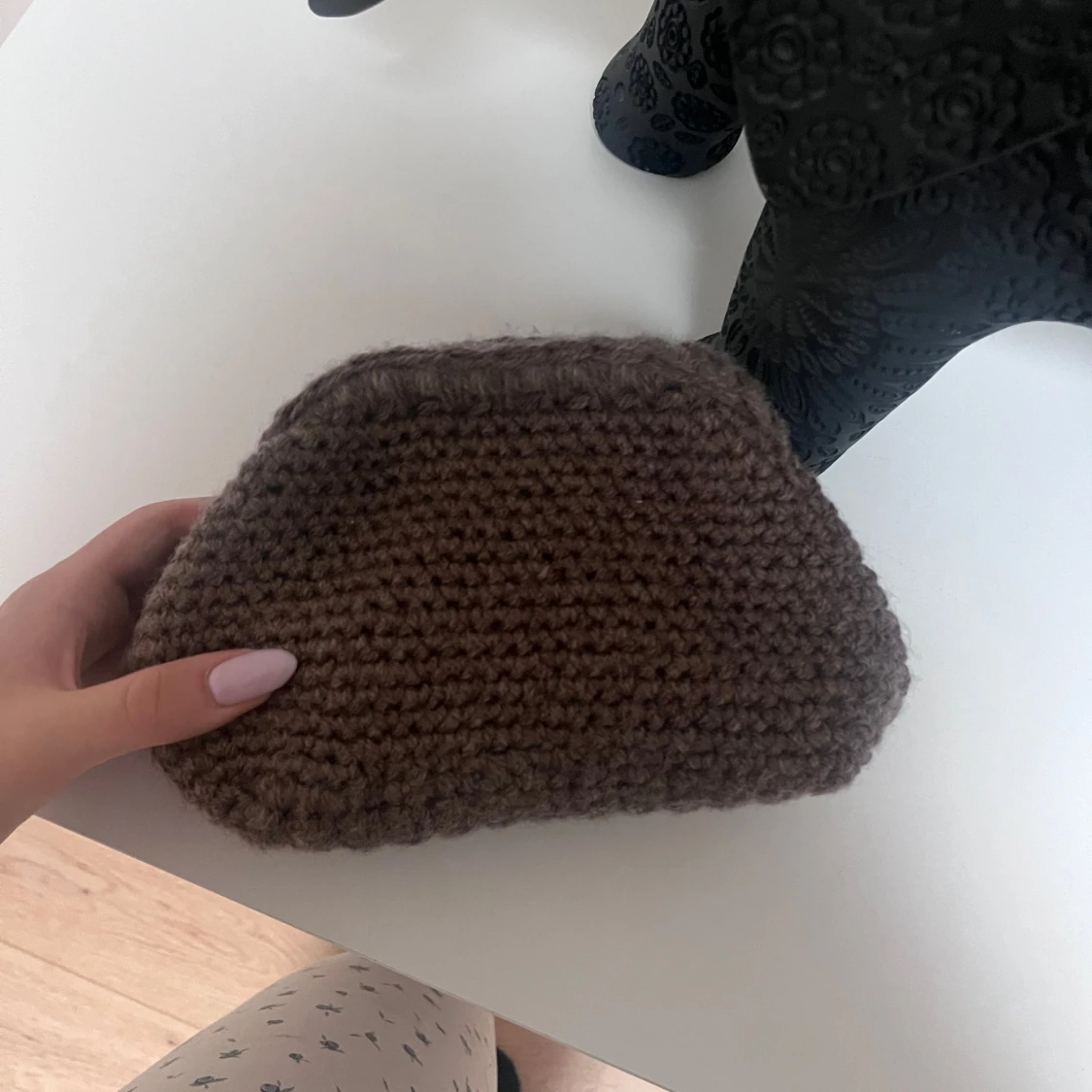 Stickad brun kuvertväska - 2