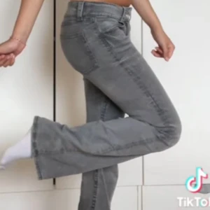 Low waist bootcut jeans gråa - Säljer ett par grå jeans med bootcut-modell och låg midja. Kan även justeras inuti vid midjan om man vill. Knappt använda o är bekväma. Kp för fler frågor
