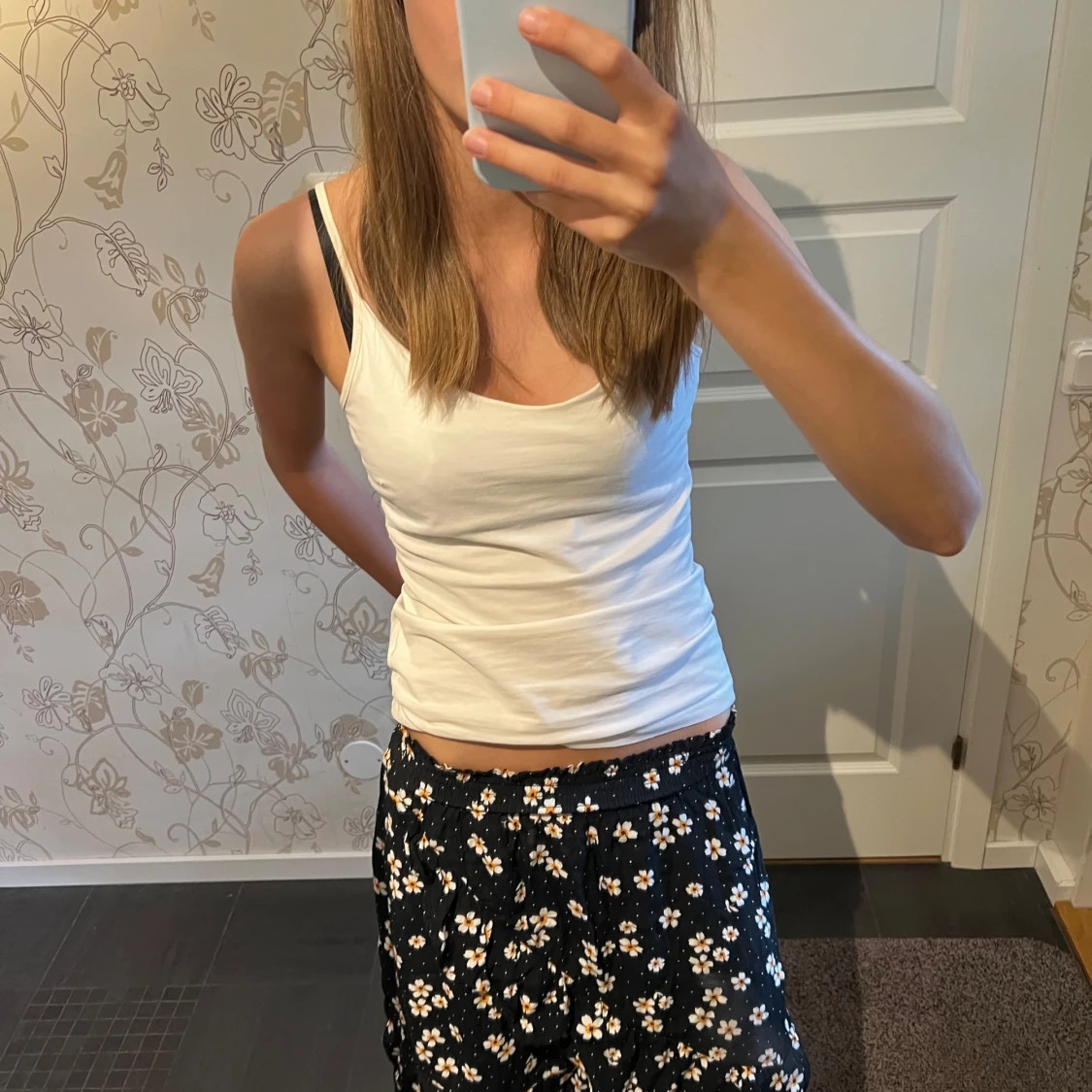 Blommig kortkjol från Monki