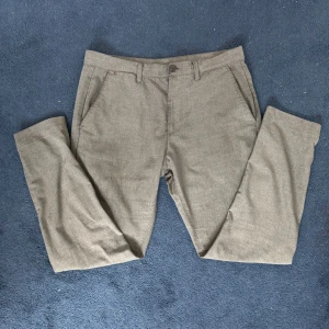 Gråa kostymbyxor från Zara Man - Stilrena gråa kostymbyxor från Zara Man med klassisk rak passform och diskreta sidfickor. Byxorna är storlek M och sparsamt använda. Sitter bra på mig som är 180cm och 75kg. Tveka inte att skriva vid funderingar 💯