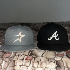 2 st New Era 59FIFTY kepsar - Två snygga New Era 59FIFTY kepsar. Inte mycket använda. En grå Houston Astros keps samt en svart Atlanta Braves keps. Båda har samma passform (56.8cm). Kontakta mig vid intresse