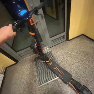 Kukirin g2 PRO  t salu - Kukrin g2 pro, el scooter. Kan köra upp till 50km i hastighet med en räckvidd av 40km. Väldigt bra och stabil scooter. Max last:120kg. Bra scooter för priset! Ända som behöver bytar är bak däcket med lite punka men klarar sig om den pumpas dagligen. Ingår: pump, stol, laddare och extra reserv nyckel. se mindre