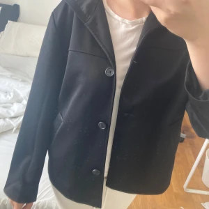 Svart jacka - Jättesnygg jacka perfekt inför hösten/våren!