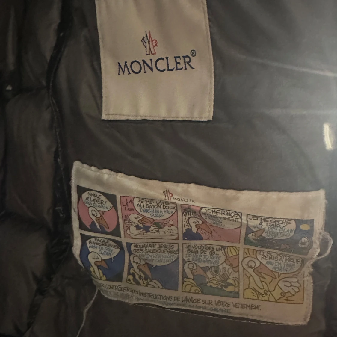 Svart dunväst från Moncler med huva - 1