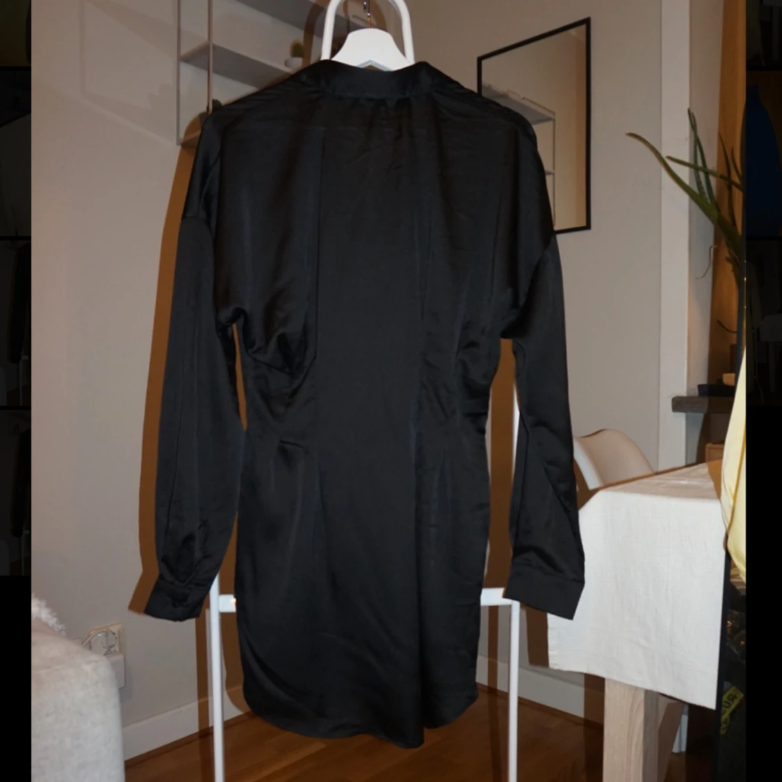 Svart kort skjortklänning i satin - 1