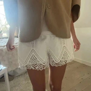 Vita spets shorts - Superfina vita shorts från Zara, oanvända. Säljer även toppen till i detta sett.