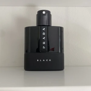 Prada Luna Rossa Black EdP 50ml - Prada Luna Rossa Black Eau de Parfum. Antingen köp eller kom med bytesförslag. Ca 40/50 ml kvar