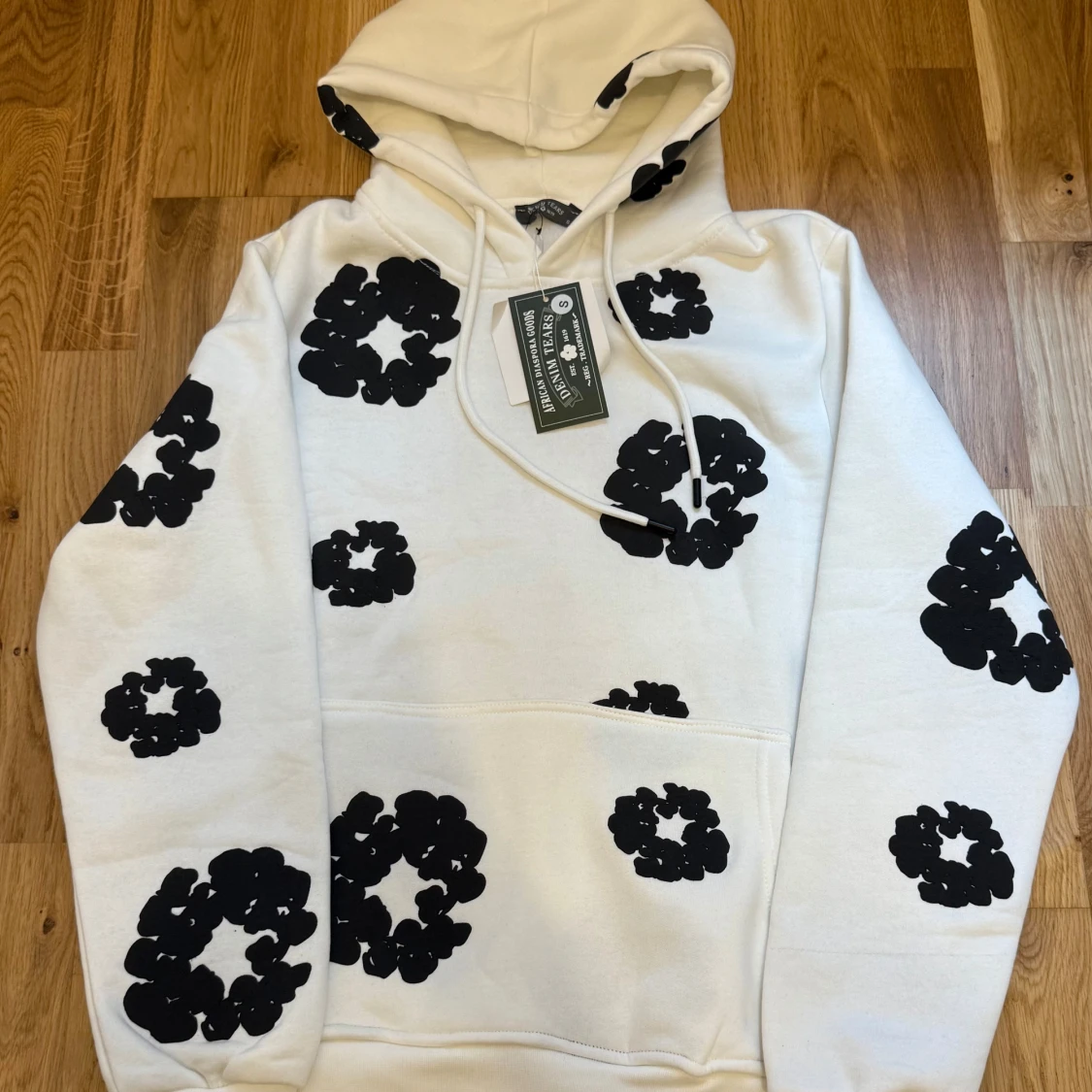 Vit hoodie med svarta blommor Denim Tears