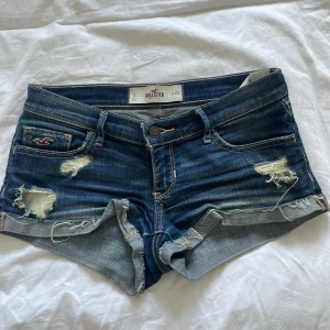 Mörkblå jeansshorts från Hollister - Snygga mörkblå jeansshorts från Hollister med slitna detaljer, säljer för dem kommer inte till användning❤️