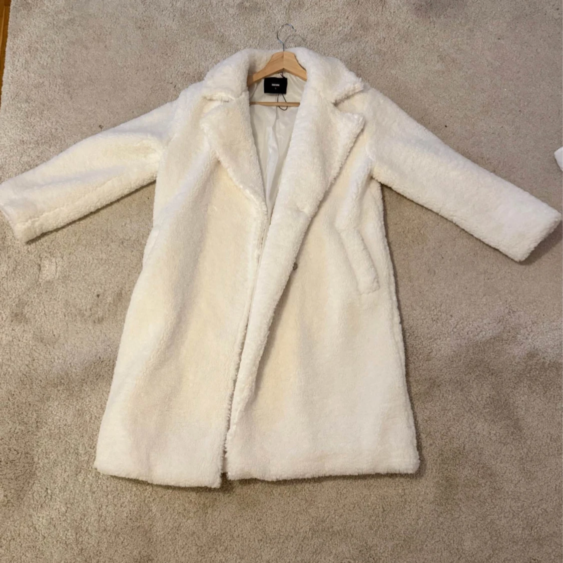 Vit teddyjacka från bikbok - 1