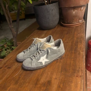 Lmtd golden goose  - Limited edition golden goose väldigt unika skor. Storlek 40 men passar 41 mocka runt hela skon. Ser lite gråa ut i visst ljus men är lite mer grön aktiga som du kan se på sista bilden. Priset går att diskutera kom dm vid minsta frågan.